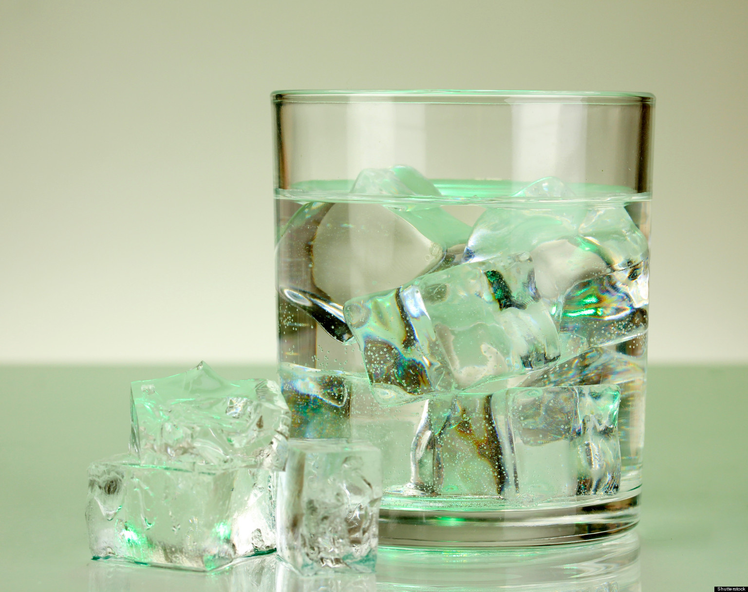LED Ice Cubes Detect Alcohol, Tell You When To Stop Drinking (VIDEO
