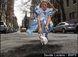 Arte callejero: Davide Luciano transforma baches en imágenes sorprendentes (FOTOS)