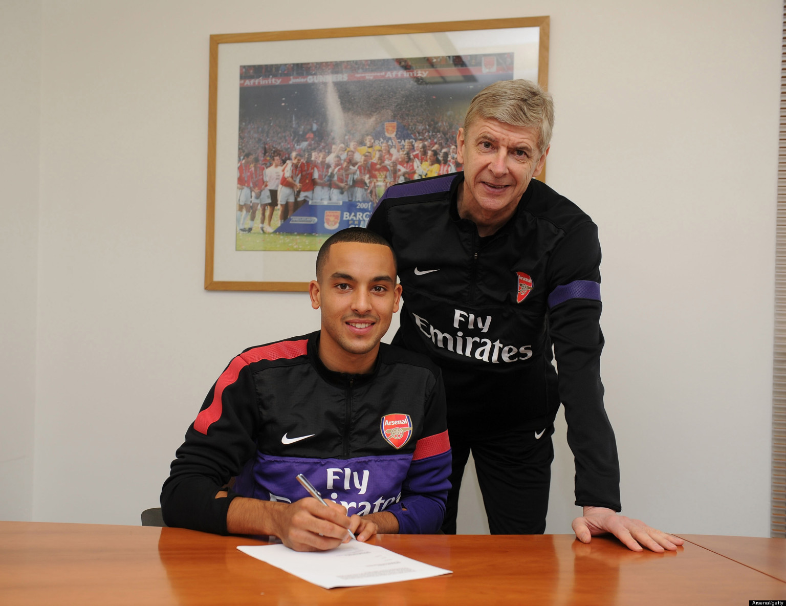 Theo Walcott Signs New Arsenal Contract (PICTURES) | HuffPost UK