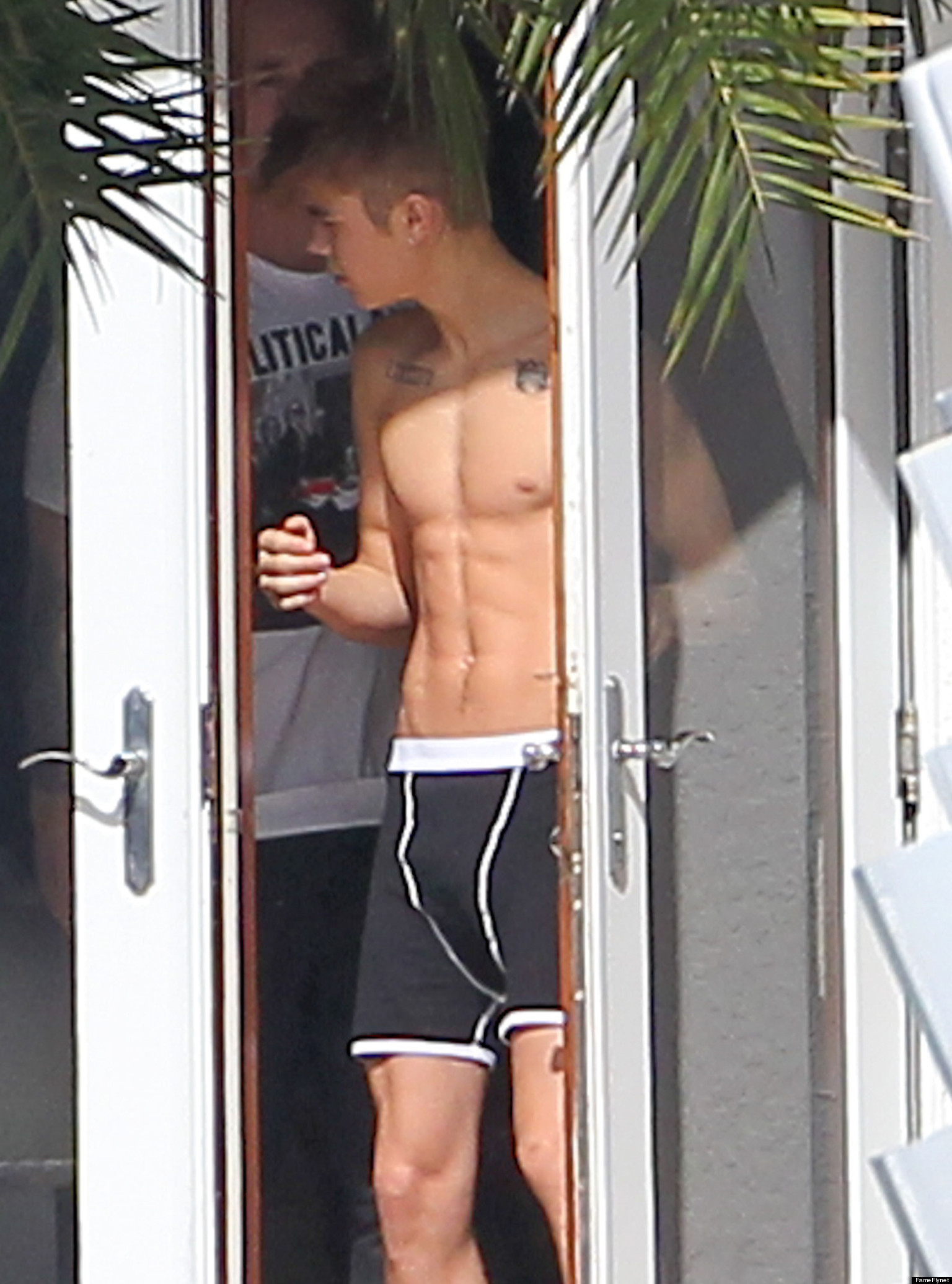Justin Bieber Photo Teen Singer Takes It All Off In Miami Huffpost