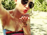 Miley Cyrus' Abs: Singer Flashes Toned Tummy...