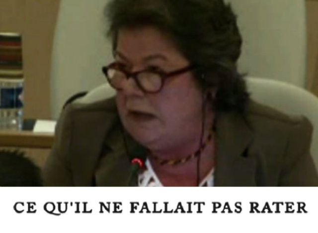 elle montre son cul