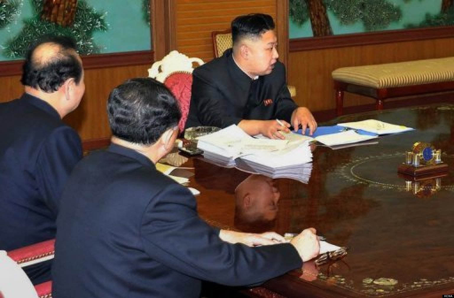 Kim Jong-un Phone Picture: Does North Korean Dictator Use Htc Handset 