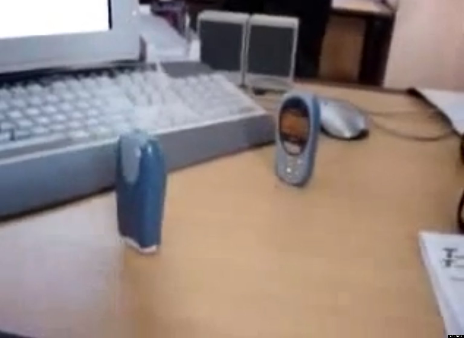 MOBILE-PHONE-FIGHT-facebook.jpg MOBILE-PHONE-FIGHT-facebook.jpg