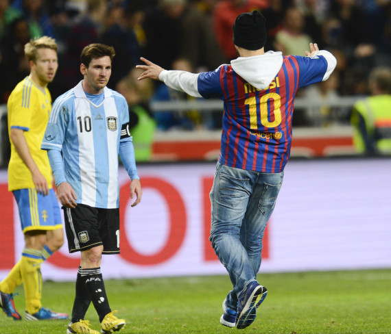 Lionel Messi Gets A Kiss From Fan During SwedenArgentina PICTURES