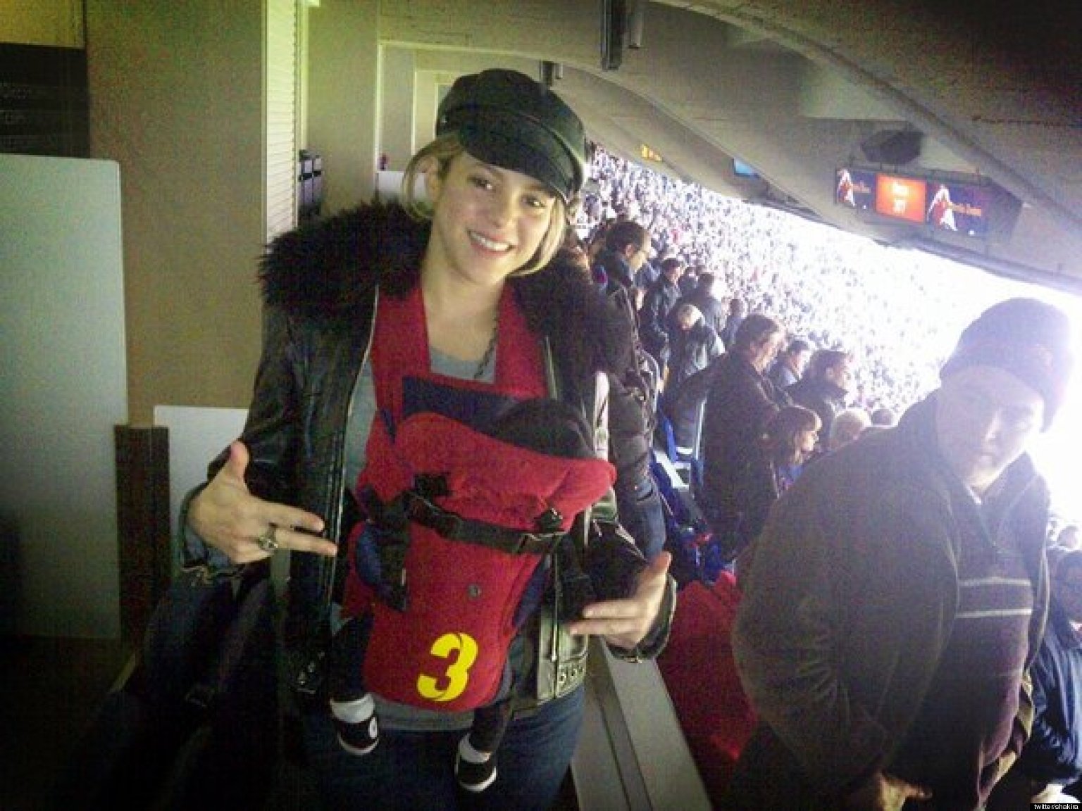 http://i.huffpost.com/gen/986192/thumbs/o-SHAKIRA-BABY-MILAN-GO-OUT-CAMP-NOU-facebook.jpg
