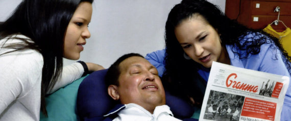 Hugo Chávez fue mostrado el viernes en fotografías junto a dos de sus hijas cuando leen el diario cubano Granma,