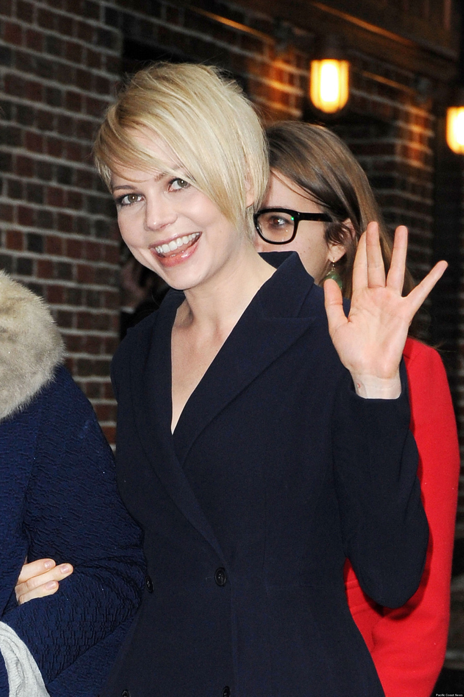 Michelle Williams Hair Actress Growing Out Short Hairdo Huffpost