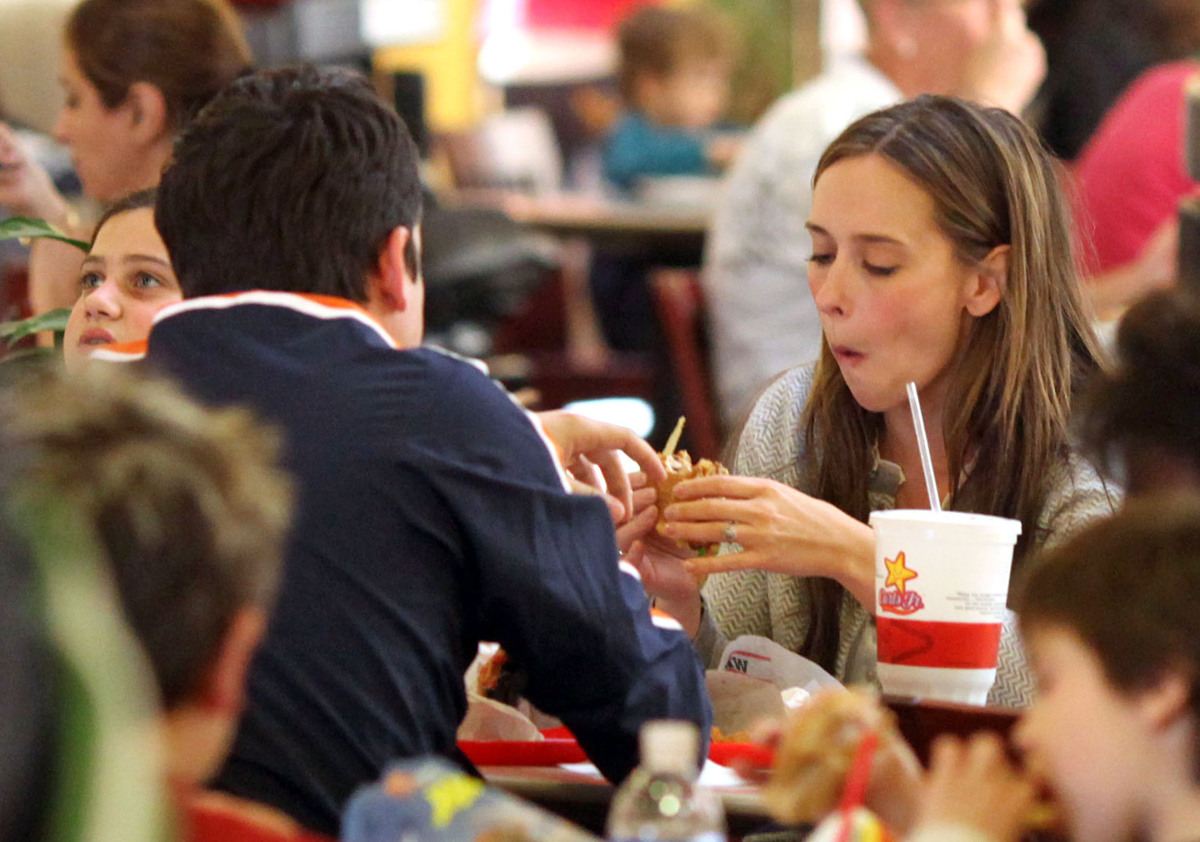 Celebrities Chow Down: Stars Eating (PHOTOS) | HuffPost