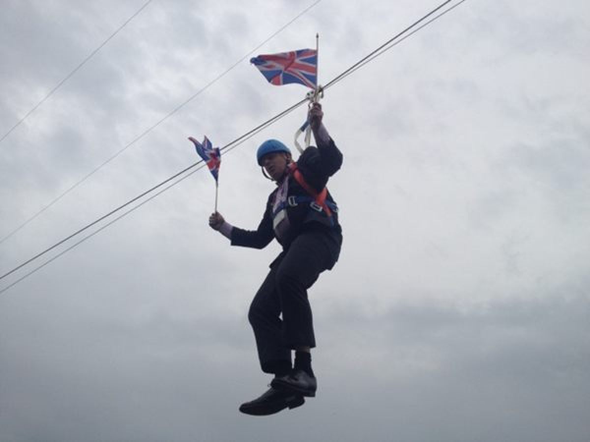 Boris Johnson Gets Stuck On Zip Wire At London Olympics (VIDEO ...