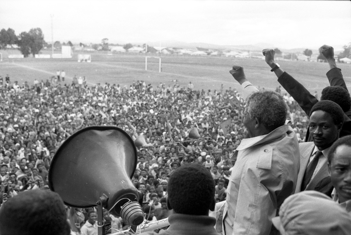 Nelson Mandela Photos: Benny Gool, Apartheid Photojournalist, Took ...