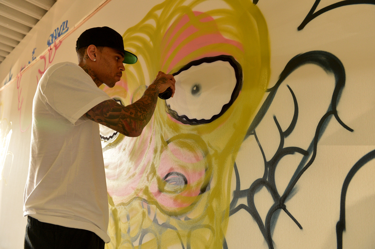 He can paint. Chris Brown Graffiti.