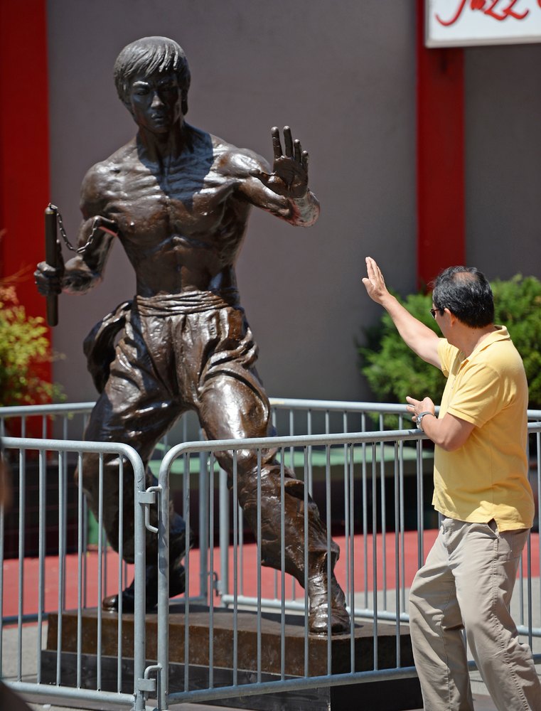 Bruce Lee Statue In Chinatown Could Be LA's New Iconic Photo ...