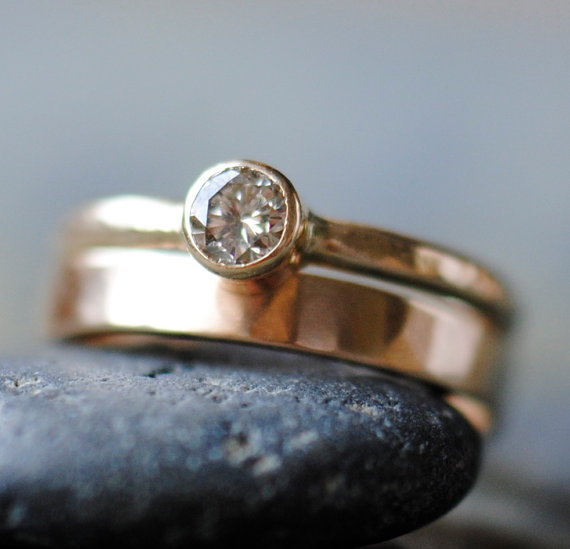 Round-Cut Engagement Rings Brides Will Love (PHOTOS) | HuffPost