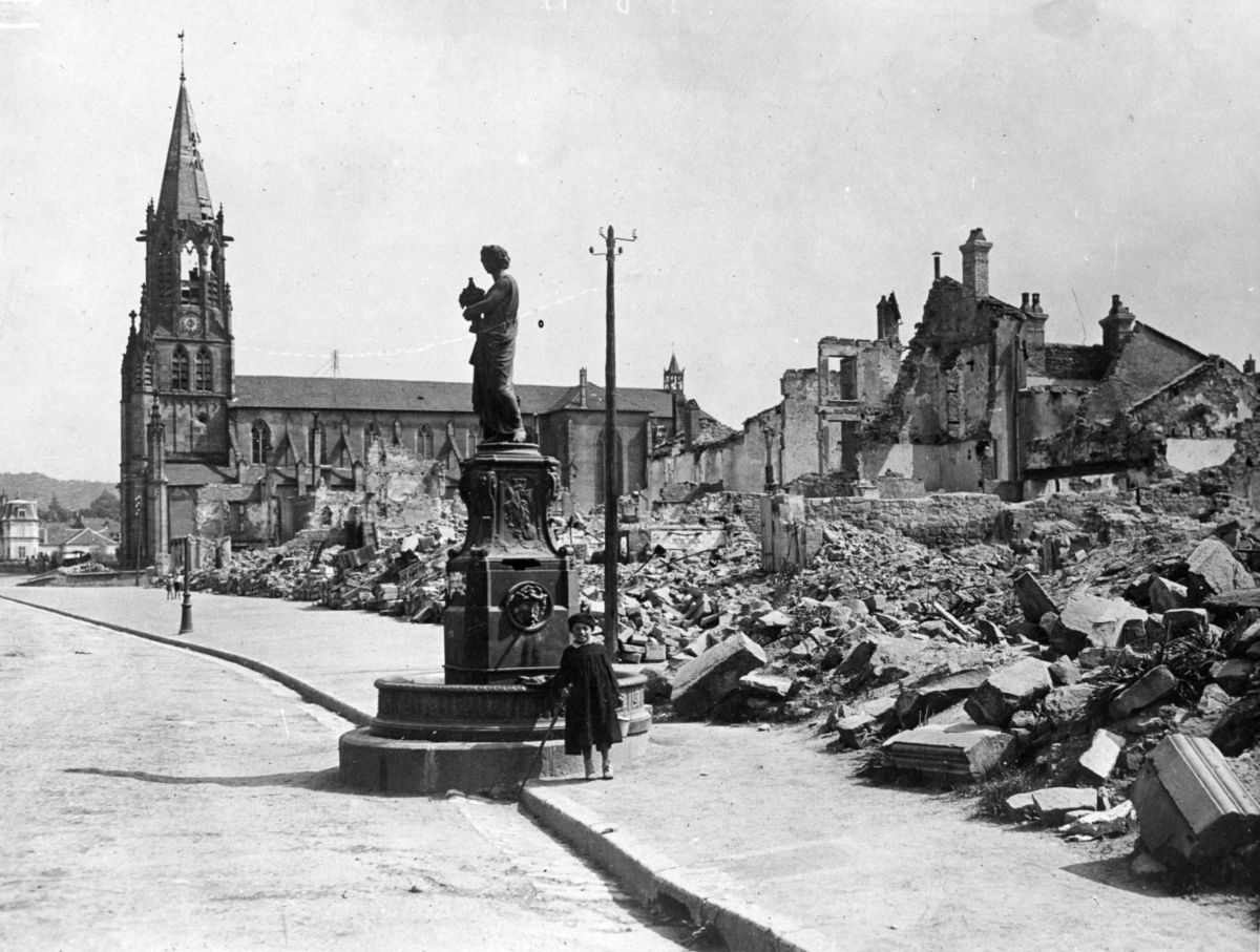 После второй мировой вошла в. Разрушенные города первой мировой войны. Города после первой мировой войны. Разрушенная Франция после второй мировой войны.