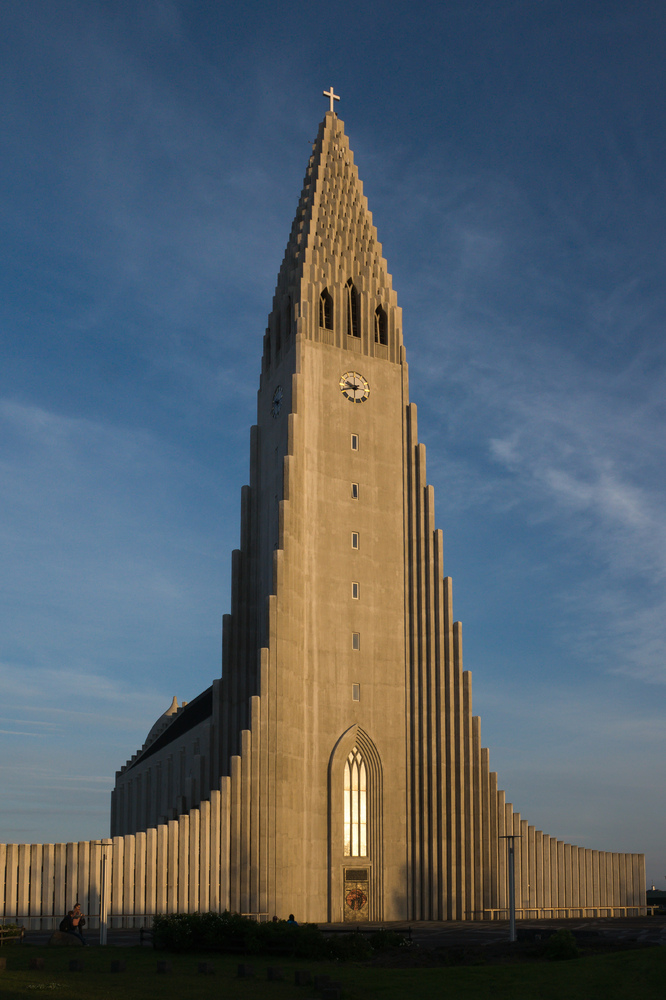 Unusual churches. Здание католической церкви Рейкьявик. Модернистские церкви Исландии. Исландия Рейкьявик католическая Церковь виды.