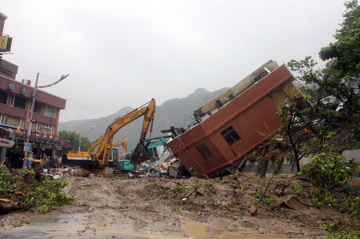 Boulder Narrowly Misses Car During Taiwan Landslide (VIDEO) | HuffPost