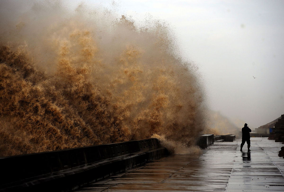 9 Spectacular Images Of Waves Pounding Britain's Coast | HuffPost UK