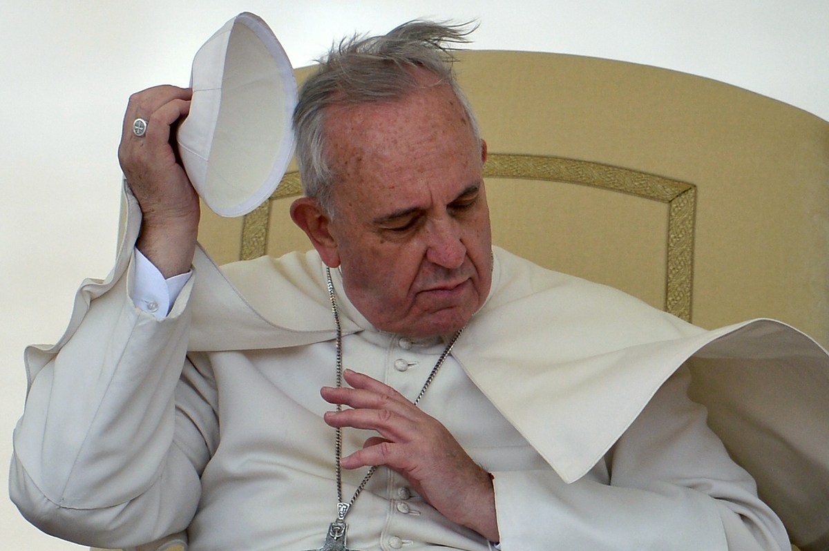 Pope Francis' Windy Wardrobe Malfunction With His Hat And Mantle Doesn ...