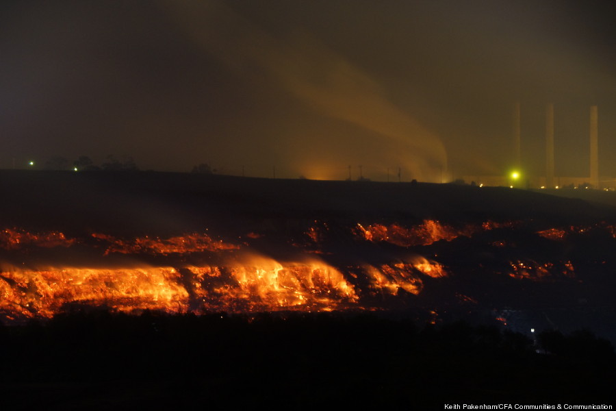 Australie le feu qui ravage une mine de charbon prend des