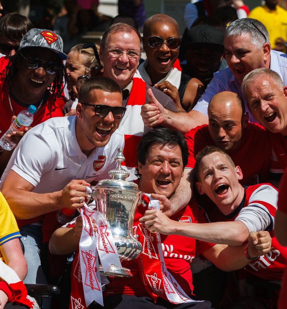 Arsenal Shows Off FA Cup During Winners Parade (PICTURES) | HuffPost UK