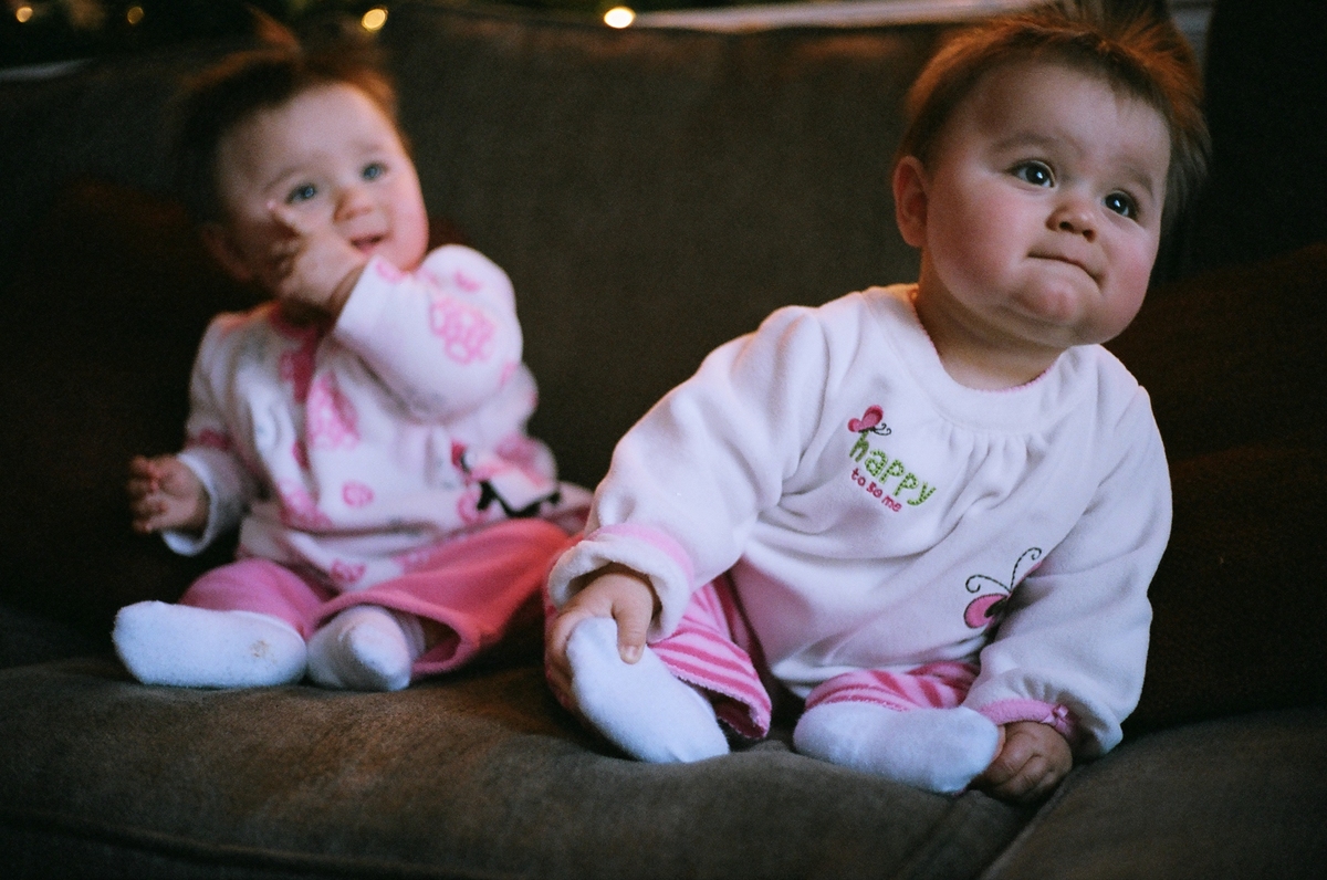 Dad Captures Life With Identical Twin Girls In More Than 20,000 Photos ...