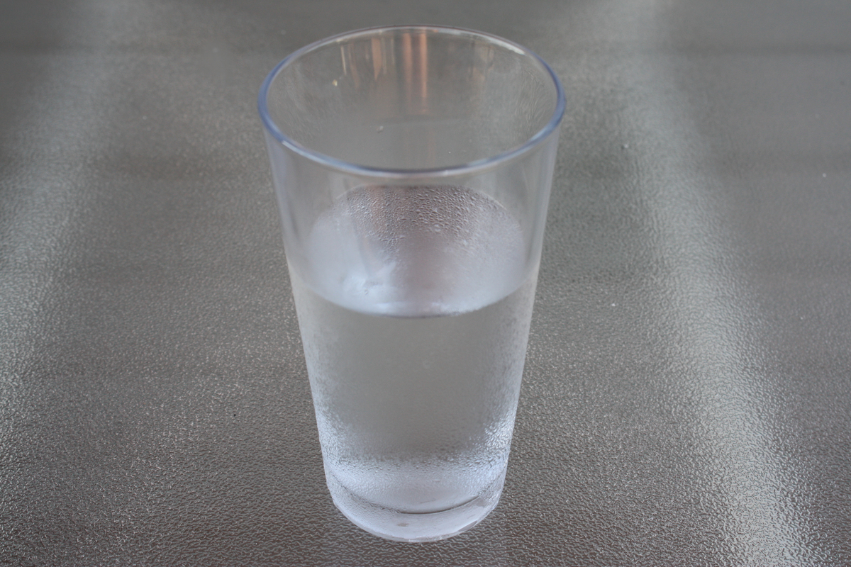 Стакан кипящей воды. Стакан воды. Стаканчик с водой. Пластиковый стакан с водой. Прозрачная вода в стакане.