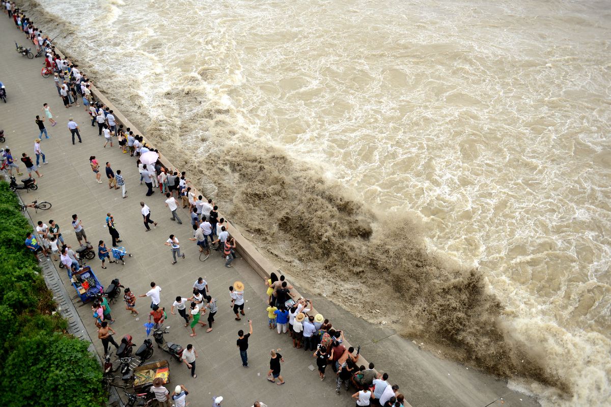 Приливная волна славы. Цяньтан приливная волна. Река Цяньтан приливная волна. Река Цяньтан. Бор на реке Цяньтан.