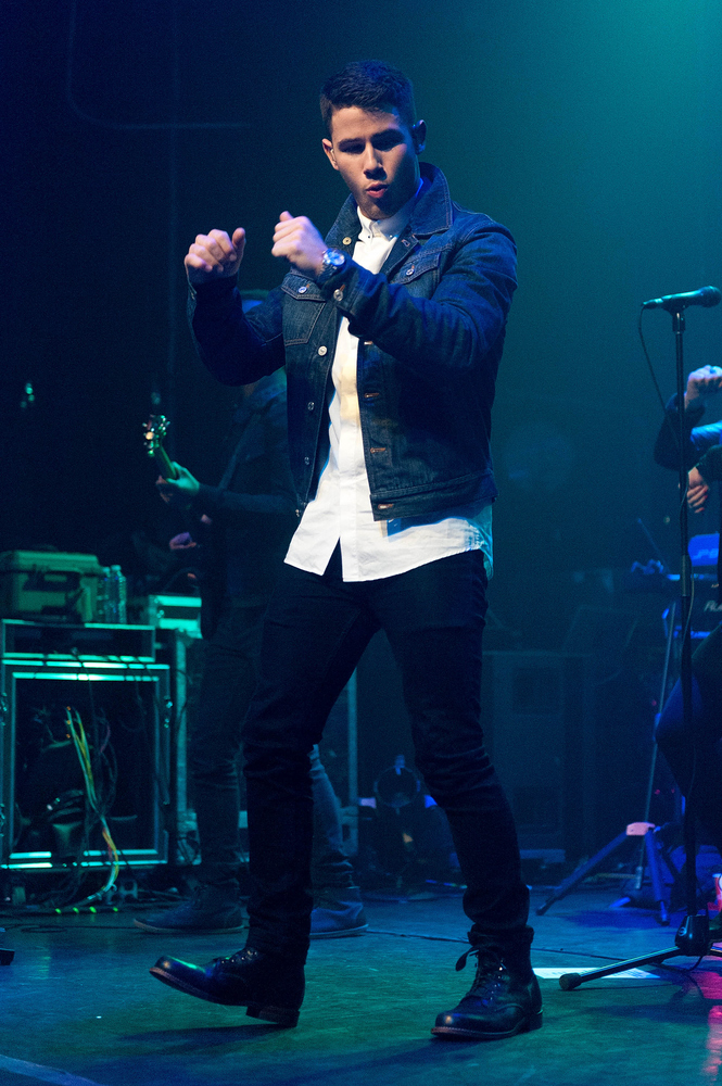 Nick Jonas Has Completely Changed His On-Stage Look And We're Impressed ...