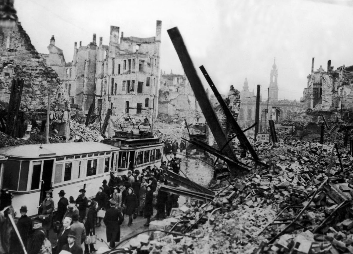 Dresden Bombing Anniversary Photos Contrast 1945 Devastation With 70 ...