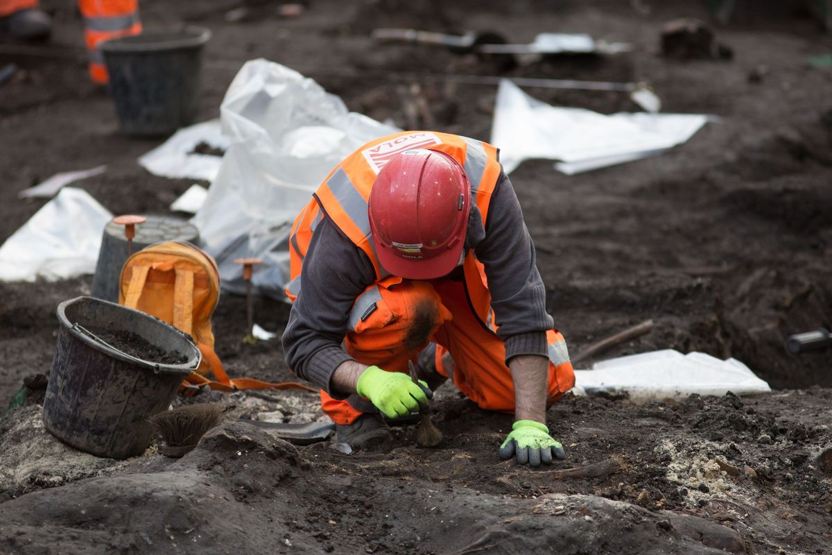 Archaeologists Find Woman's 350-Year-Old Corpse Buried With Husband's ...