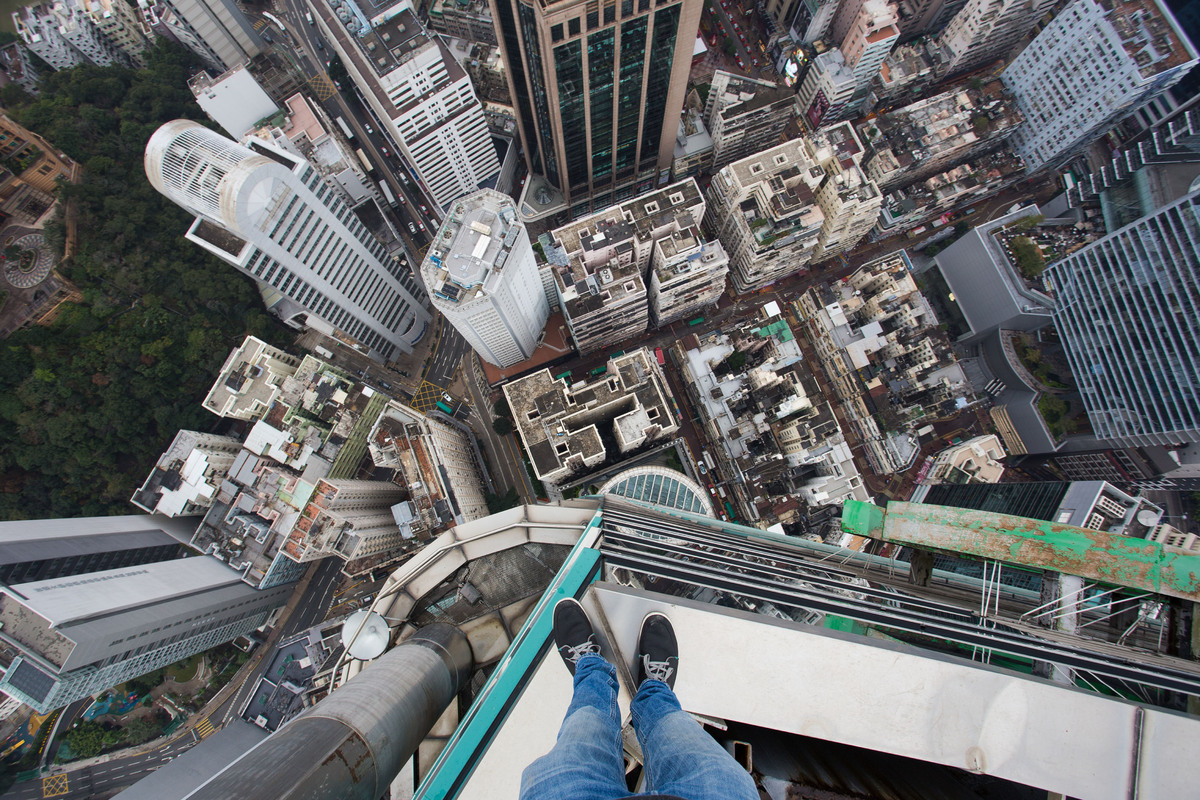 German Teen Climbs Hong Kong Skyscraper Without Safety Equipment, Just