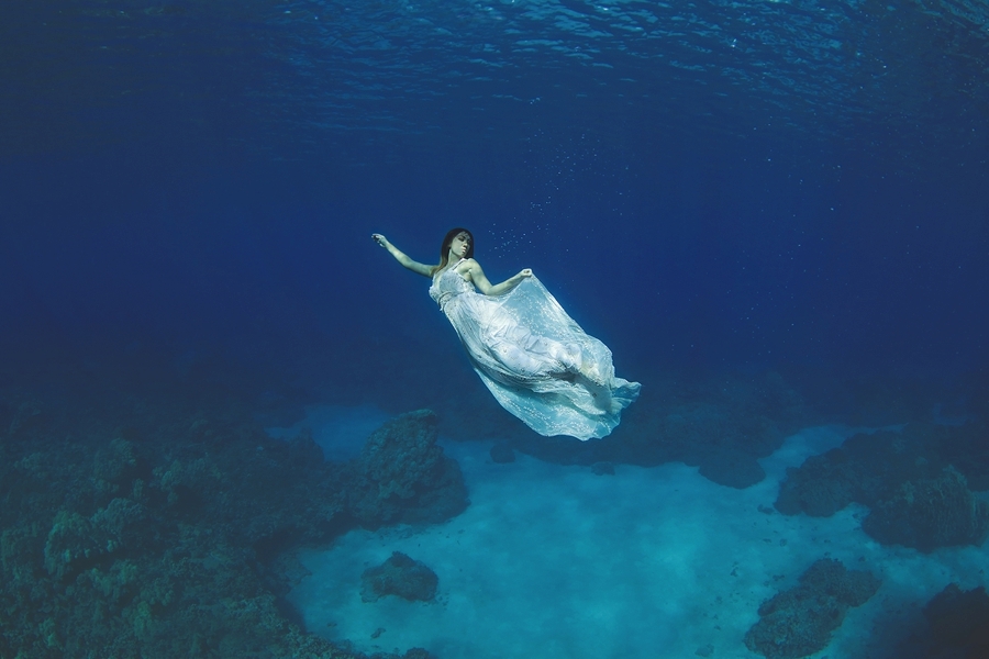Captivating Underwater Engagement Photos Will Leave You Breathless ...