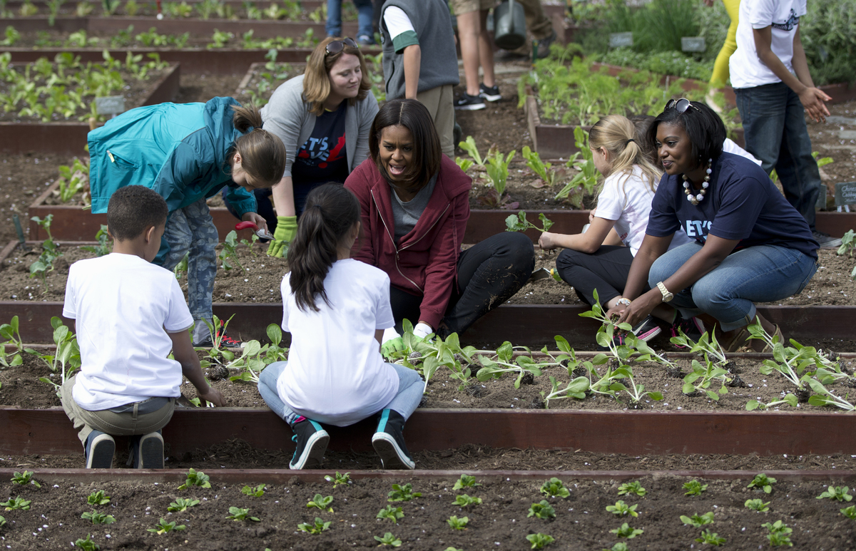 Michelle Obama Plants Vegetables With A Bunch Of Cute Kids In The White ...