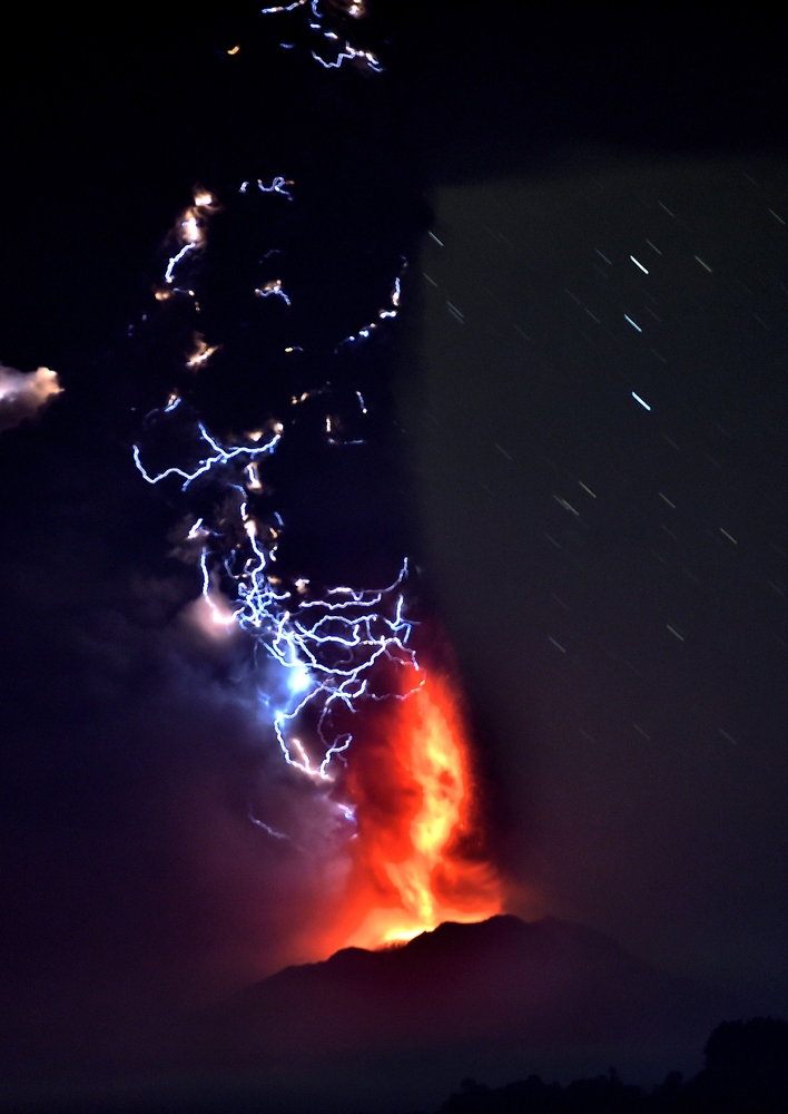 Rare Video Captures Super-Charged Volcanic Ash Cloud Sparked By ...