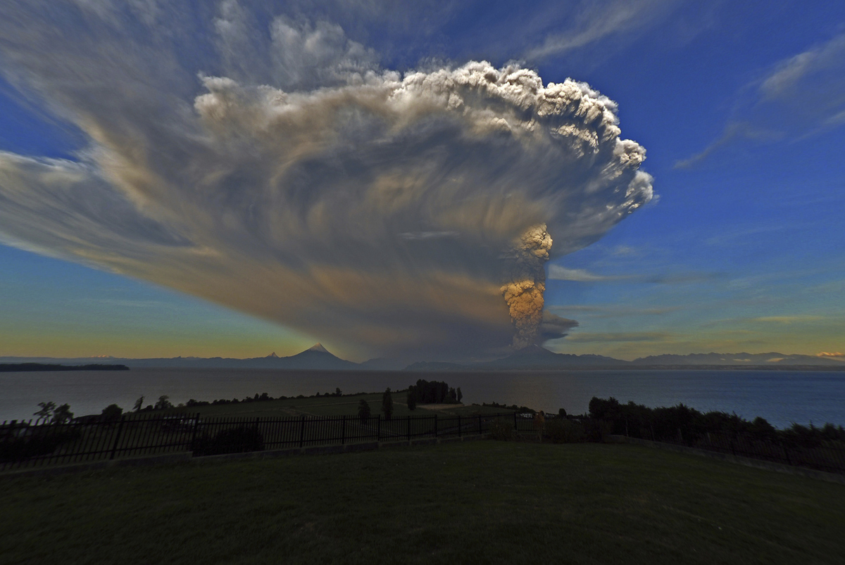 Rare Video Captures Super-Charged Volcanic Ash Cloud Sparked By ...