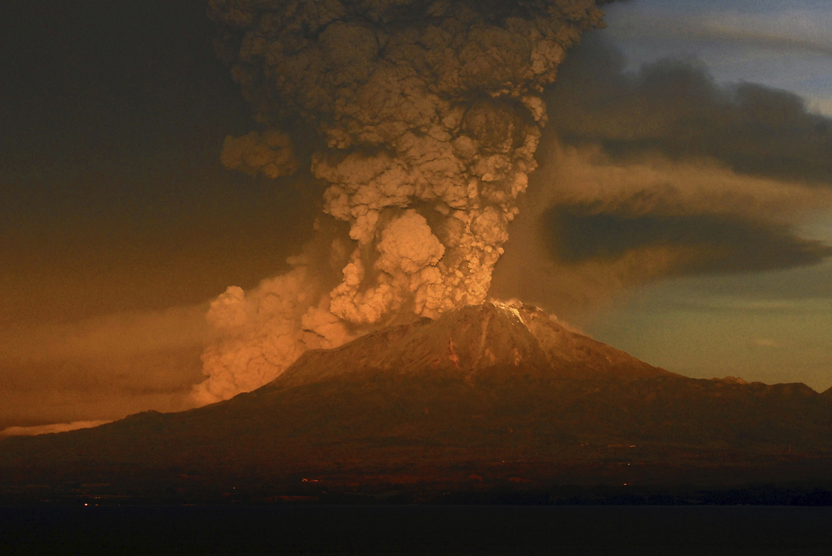 Rare Video Captures Super-Charged Volcanic Ash Cloud Sparked By ...