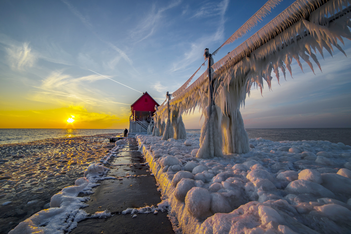 Michigan Lighthouses Covered In Ice Reveals The Picturesque Beauty Of A ...