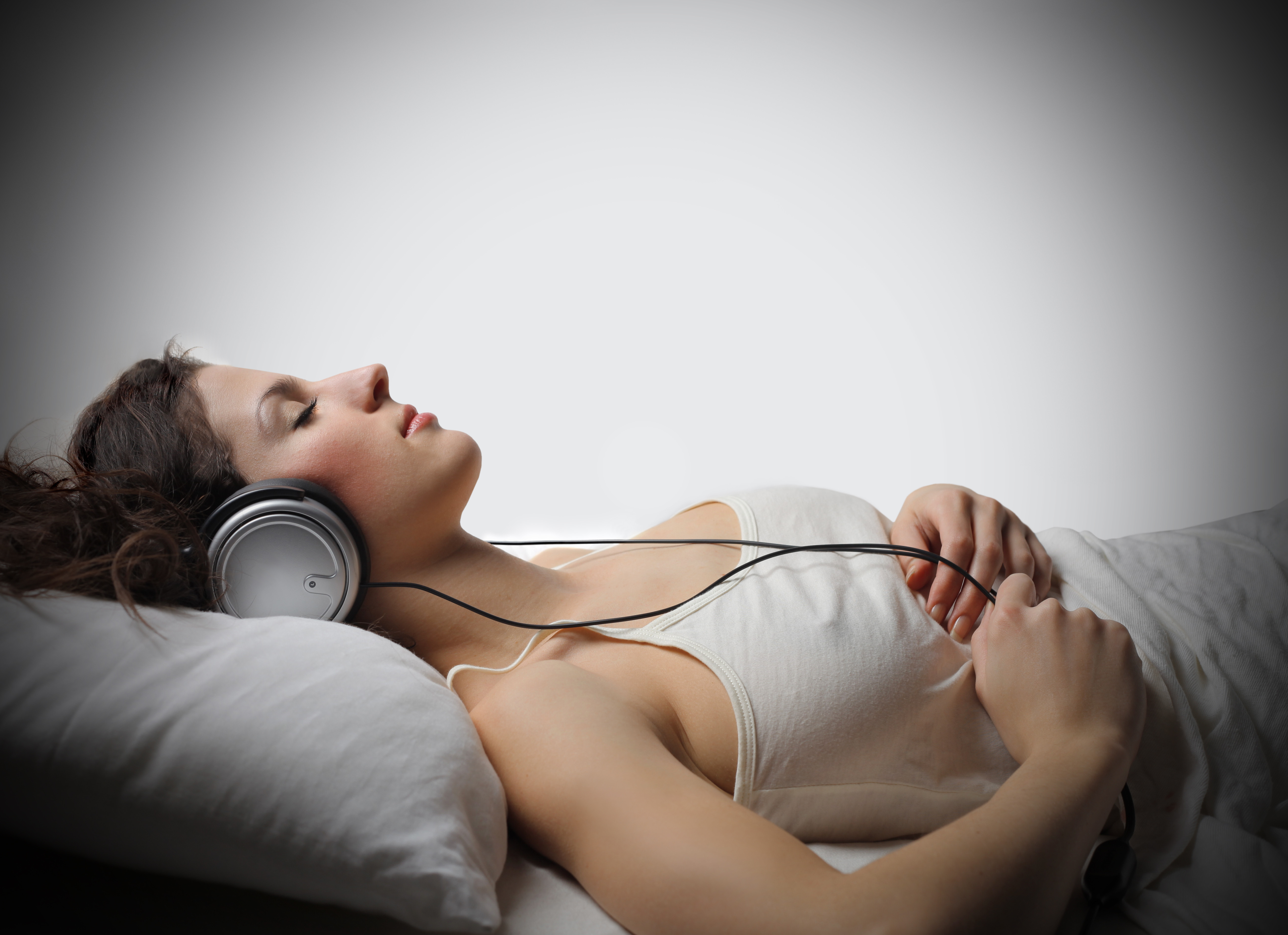 Хорошие песни на ночь слушать. Медитация в наушниках. Девушка в наушниках отдыхает. Музыкотерапия во сне.