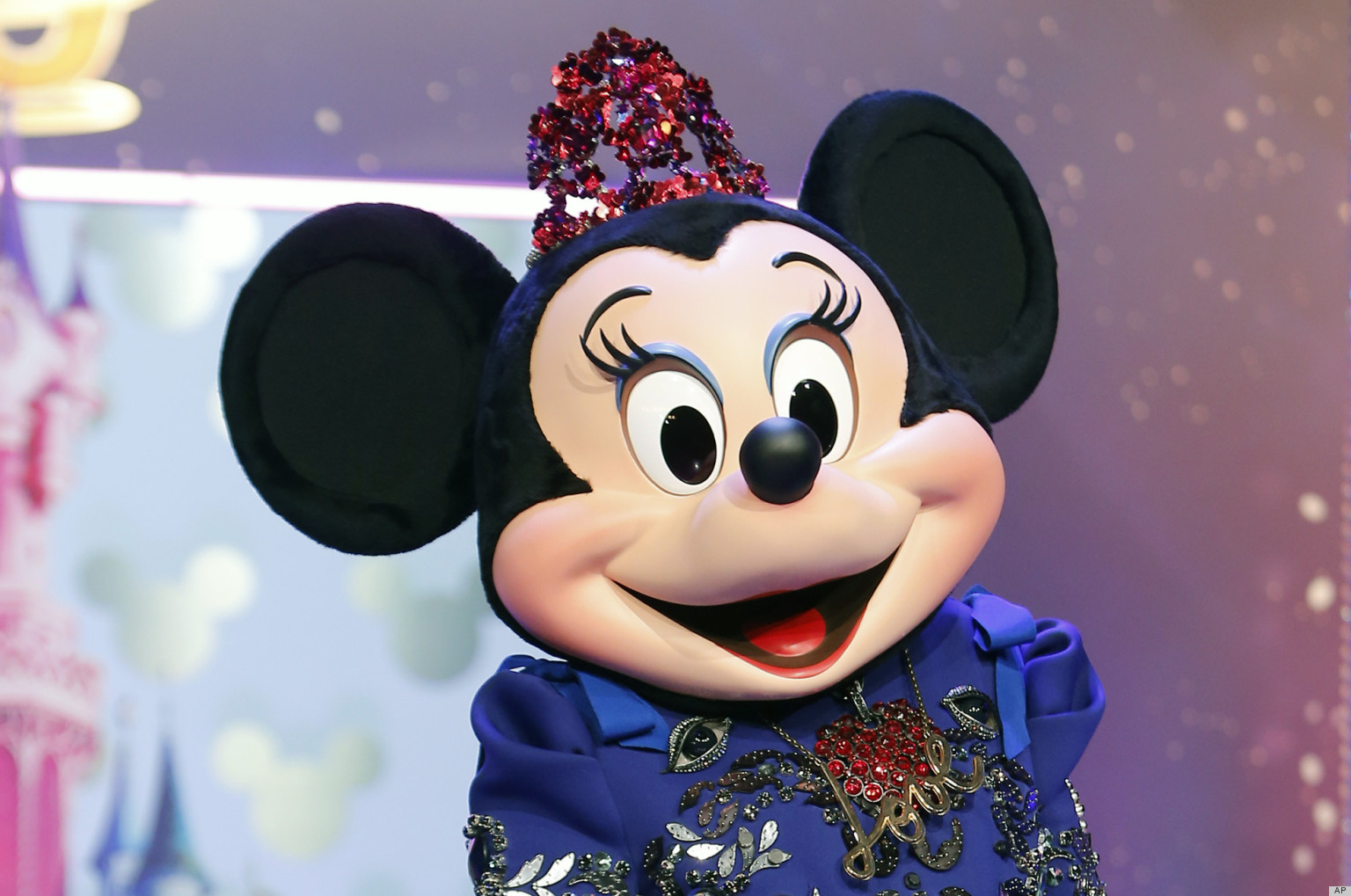 Minnie Mouse Makeover Unveiled At Disneyland Paris (PHOTOS) | HuffPost