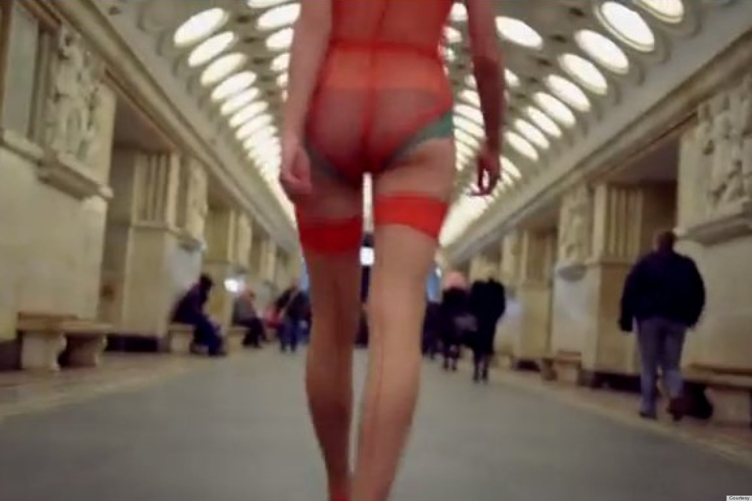 Buceta Riot Lingerie local anuncia Bras... E Balaclavas? (VÃDEO)