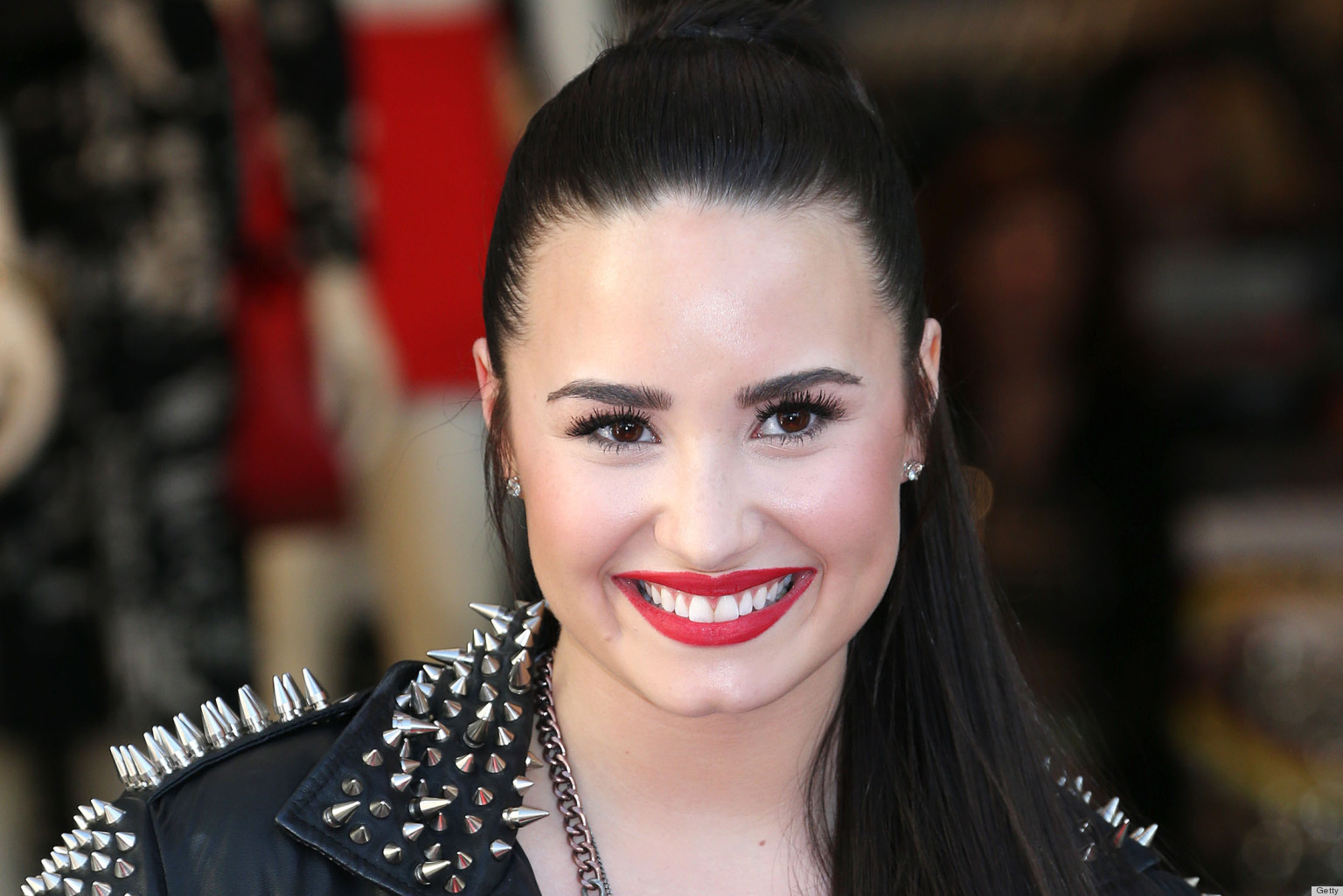 Demi Lovato's No Makeup Look, Mindy Kaling's TV Crush And More Tweets ...