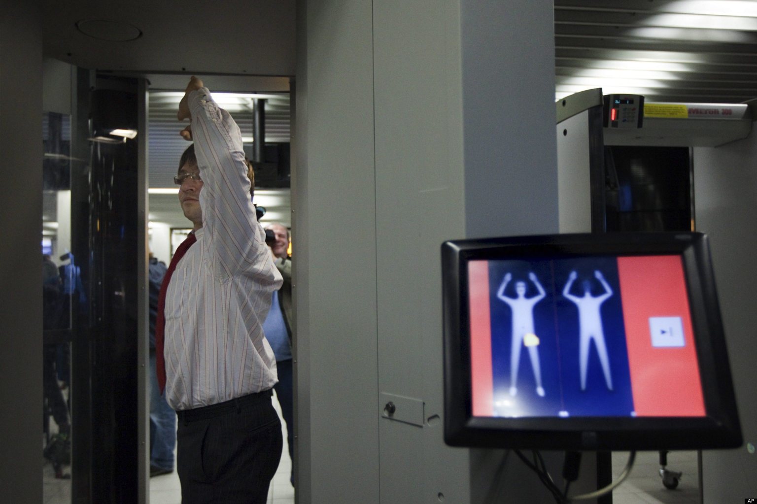 Как видит людей сканер в аэропорту