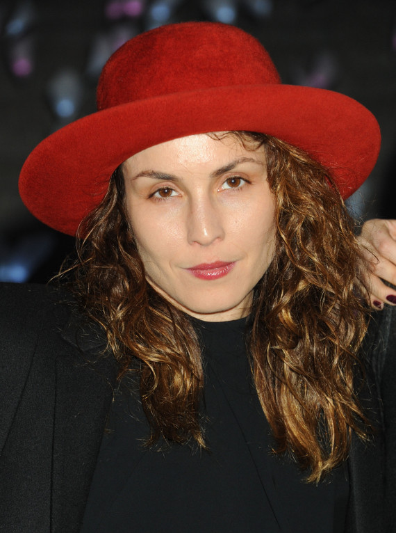 noomi rapace red hat