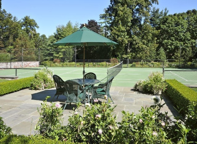 homes with tennis courts