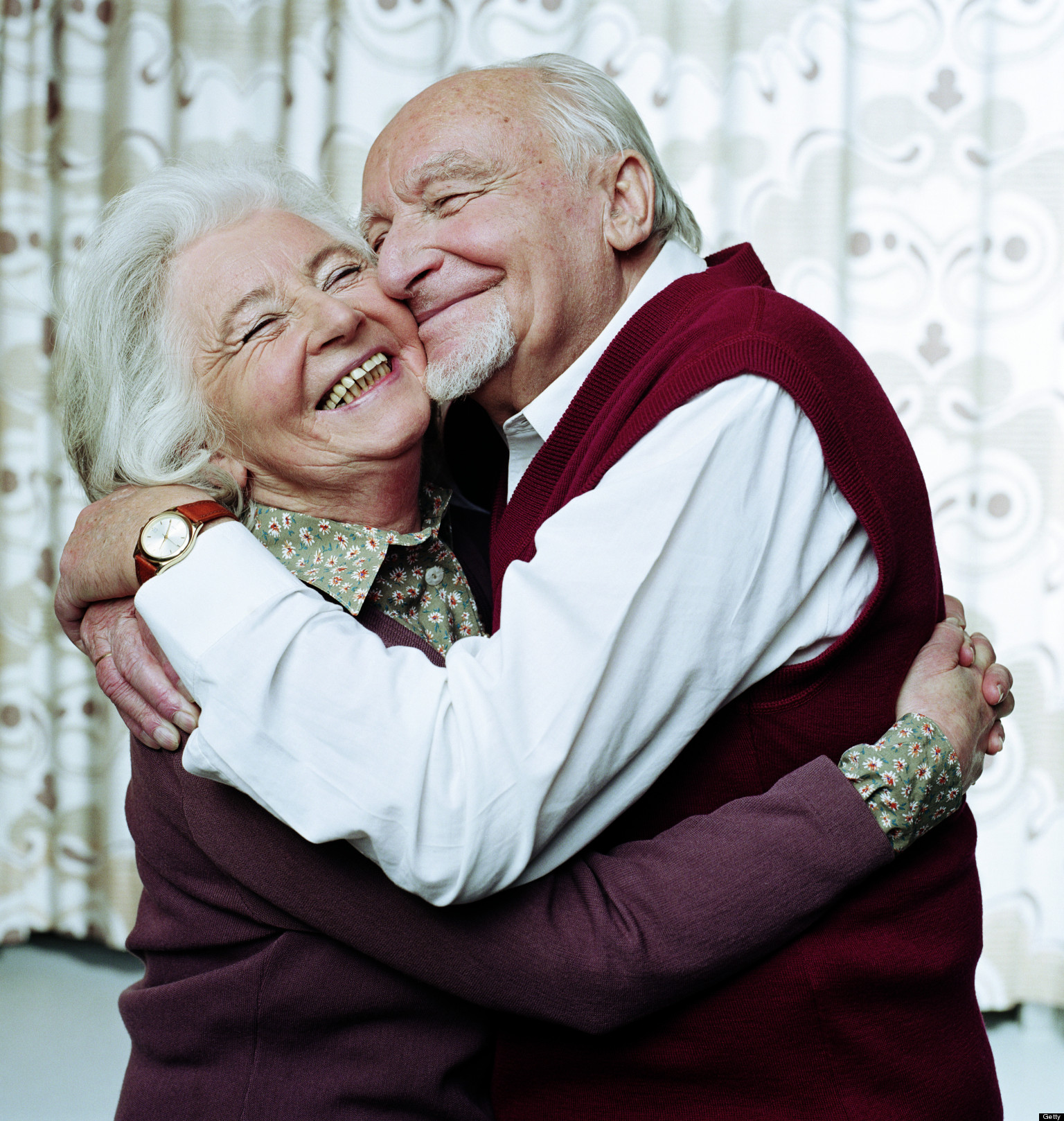 Толстая старая пара. Пожилые люди. Счастливые старики. Пожилые пары. Бабушка и дедушка.