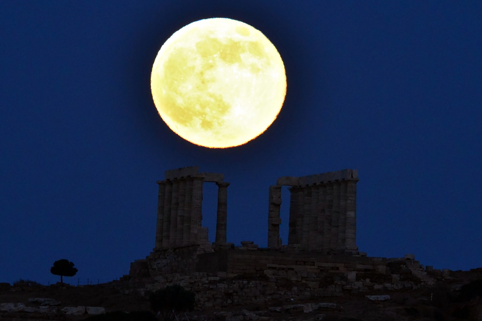 Луна 35. Луна 2013. Декабрь 2013 Луна. Last Supermoon of 2022 to Rise in Skies. It's named after the largest Fish.