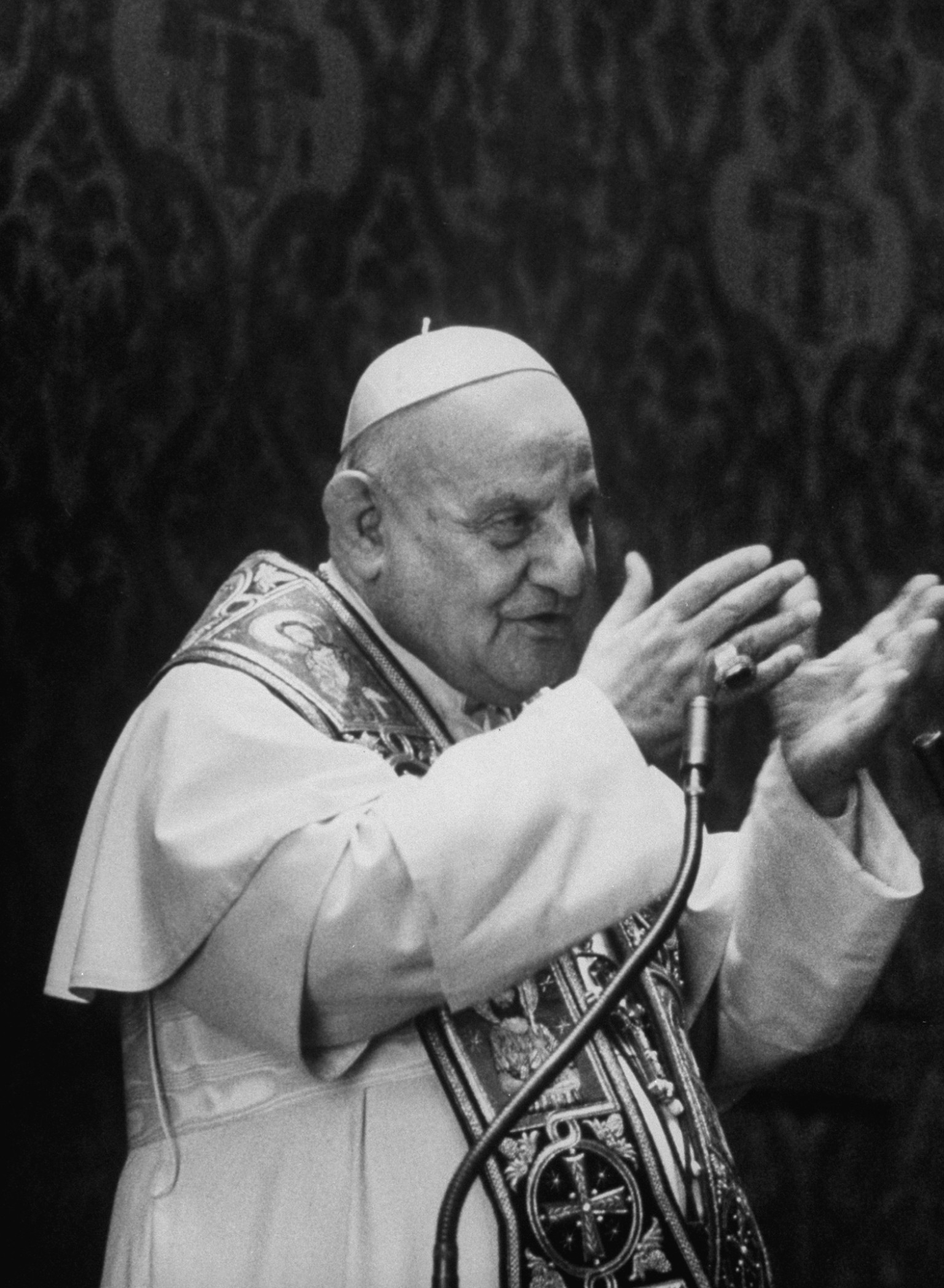 John XXIII Canonized For Sainthood By Pope Francis Who Bypasses Need ...