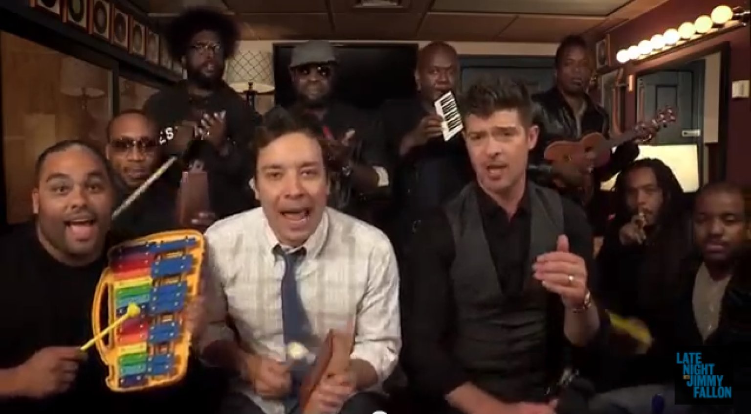 Jimmy Fallon, Robin Thicke & The Roots Perform 'Blurred Lines' On ...