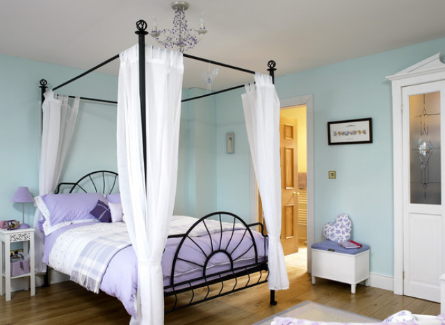 four poster bed